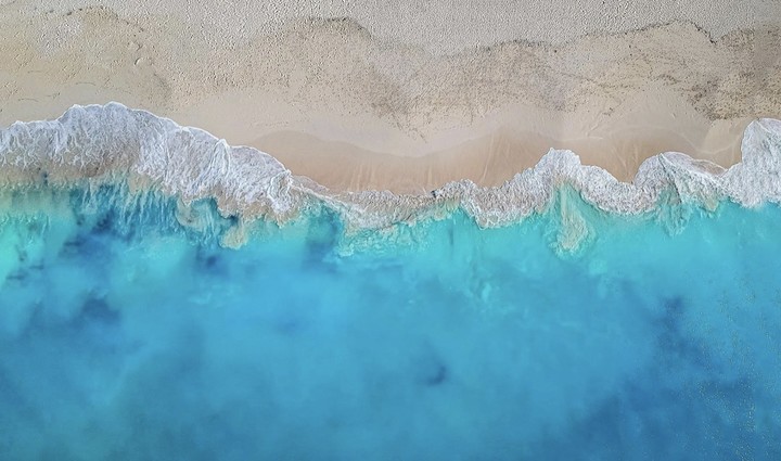 Grace Bay en Turks & Caicos es un destino perfecto para viajar durante COVID-19. Playa remota y hermosa!