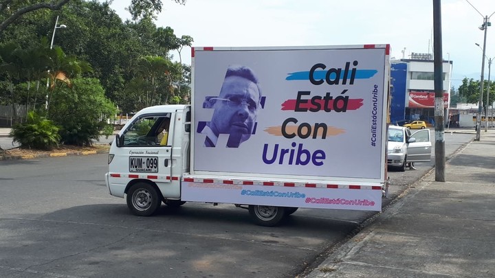 Caravana hoy en Cali (Colombia) para la libertad de Alvaro Uribe