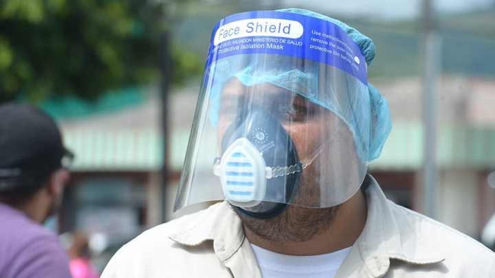 Gobierno le entrega a médicos mascarillas hechas por fábrica de suelas de zapatos